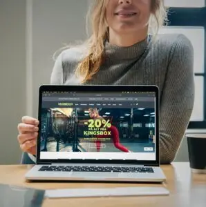 Kvinne og PC med Mobech sin nettside på skjermen