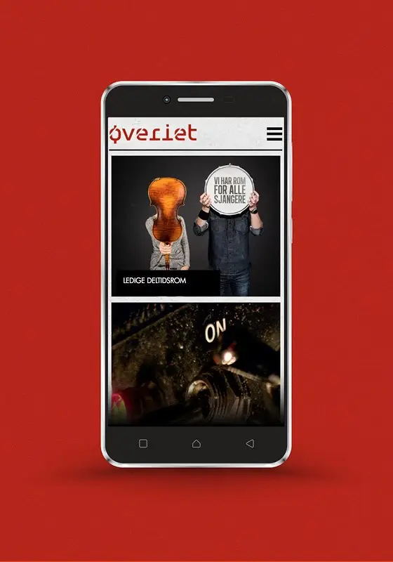 Mobiltelefon med nettsiden til Øveriet på skjermen