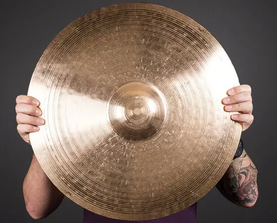 Mann som holder cymbal