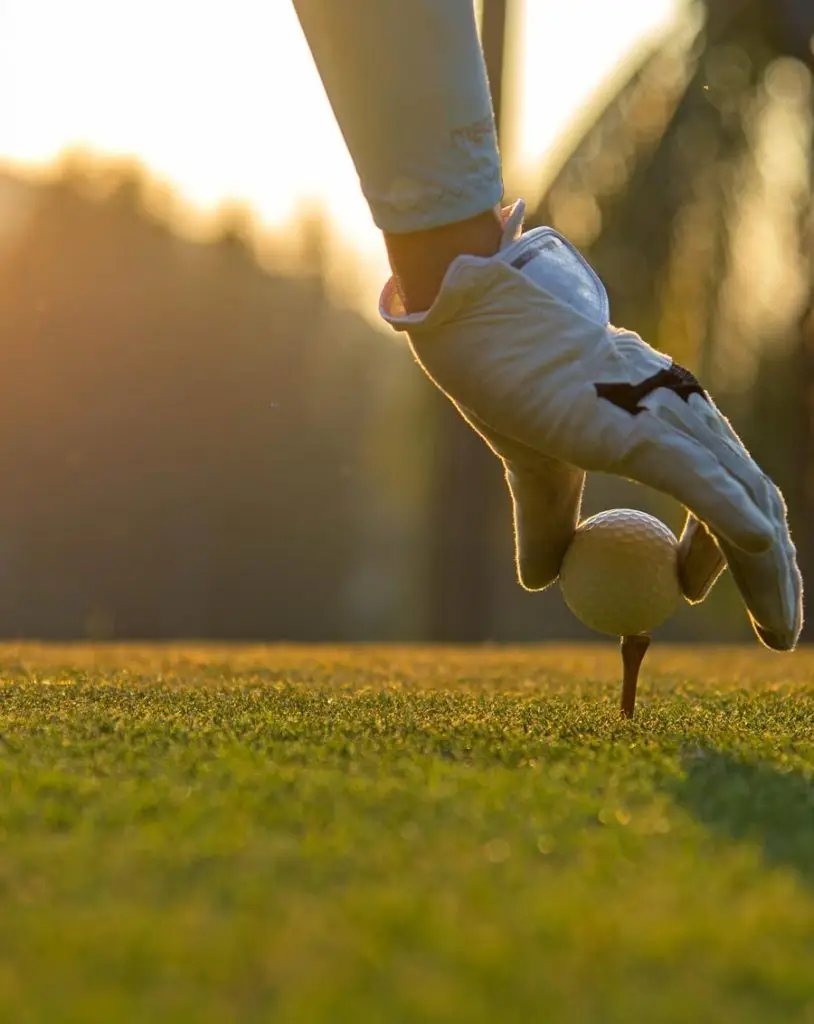 Person setter golfball på plass