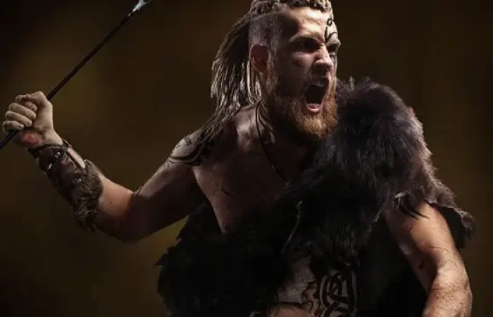 Mann med vikingklær og golfkølle